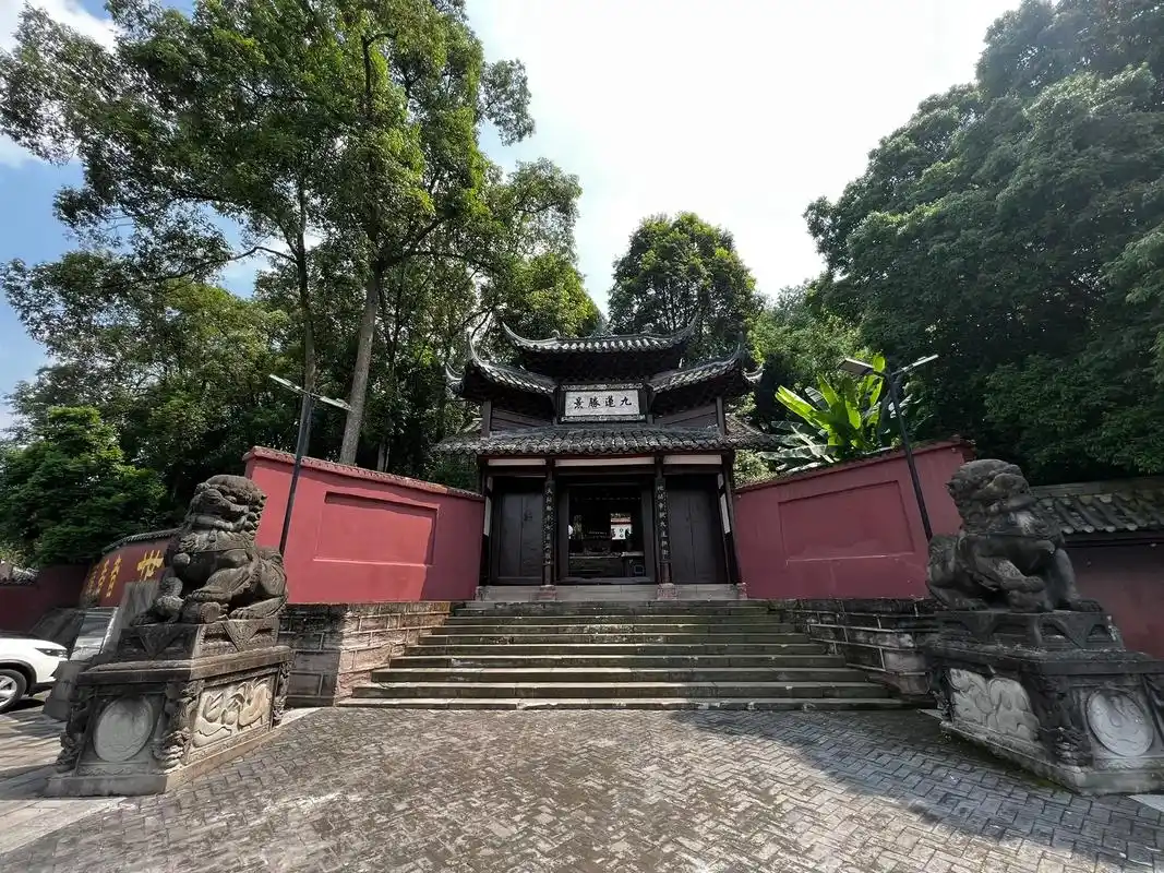 观音寺.新津县城西南7公里处的观音寺,以明代的壁画而闻名.