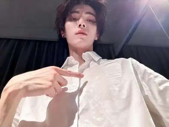 影/许凯「凹凸手臂肌」筋肉画面超狂! 娇羞脸一秒变man帅炸