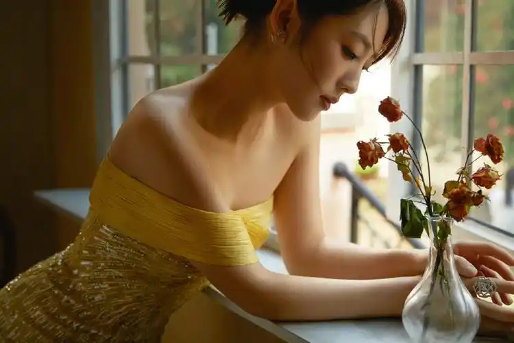 邢菲最新红毯造型!黄色修身长裙,彰显甜美个性,复古浪漫__财经头条