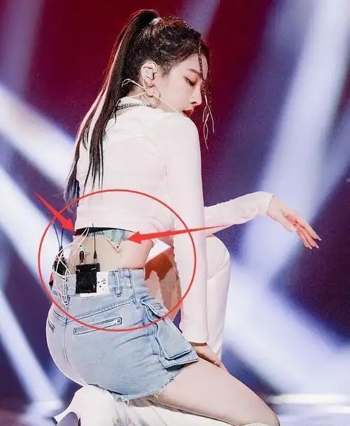 原创好奇夜直播忘遮纹身,喻言转身那一刻,看清截图:惊艳了