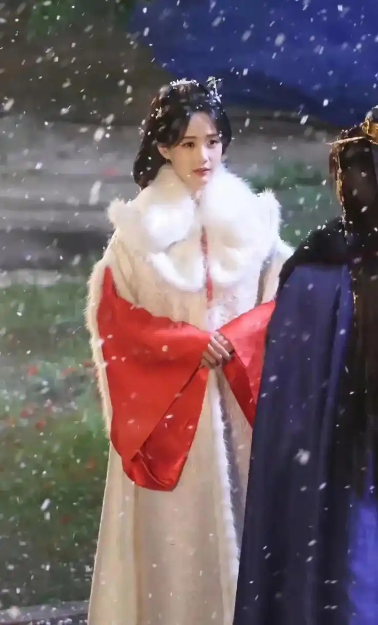 感觉李一桐是沧海遗珠,她的古装太漂亮了,云秀行路透里的头发,不光是