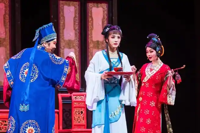 越剧陈三两成都上演##李云霄感谢成都场观众掌声