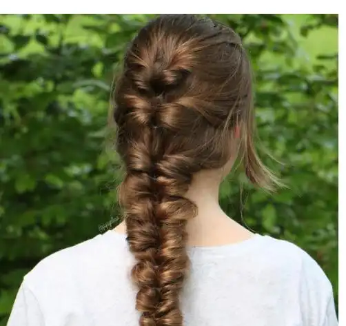 栗色头发的女生,她在选择发型的时候,就是这一种温柔又很大方的马尾辫