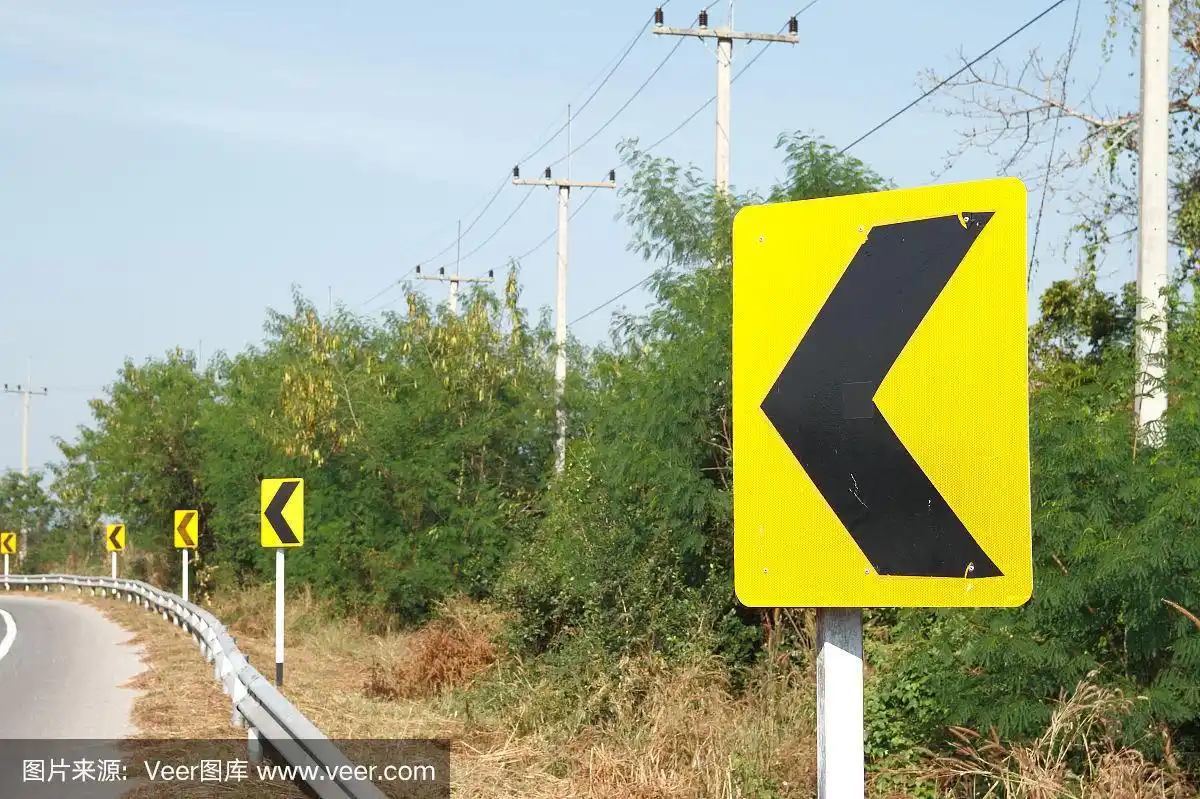 在弯道上指示方向的路标