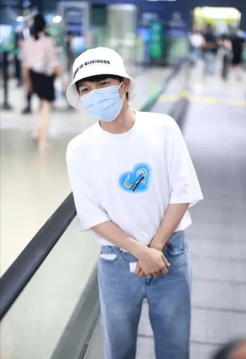 原创小个子不会穿可以多看看周深的搭配白t牛仔裤造型清新帅气