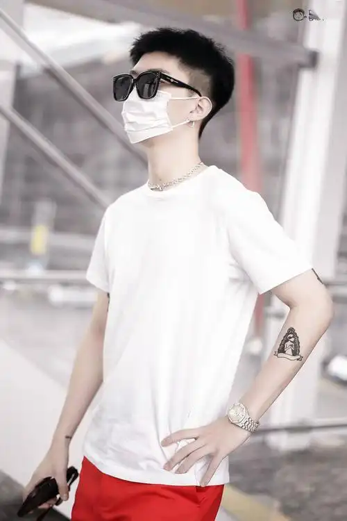 范丞丞现身北京机场飞长沙清爽有型的短发小伙汁