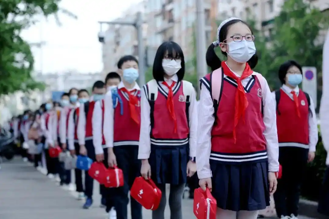 有学生戴口罩运动发生意外复课后口罩怎么戴教育部最新表态