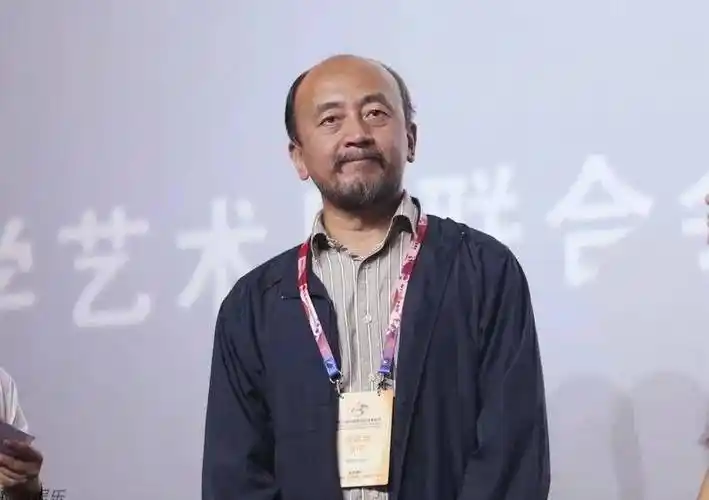 王劲松:因猴皮筋成名,人前演戏,背后教书的他如今咋样了?