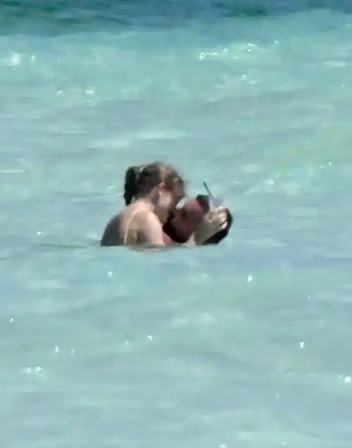 看看那清澈的海水,细软的沙滩,还有霉霉和男友紧紧相拥的身影,这一切