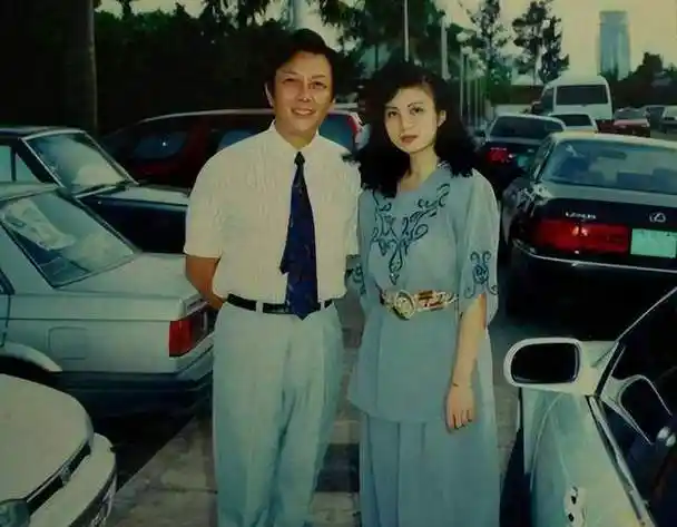 70岁唐国强入境美国被偶遇,满头白发状态不佳,脸瘦到快要脱相了