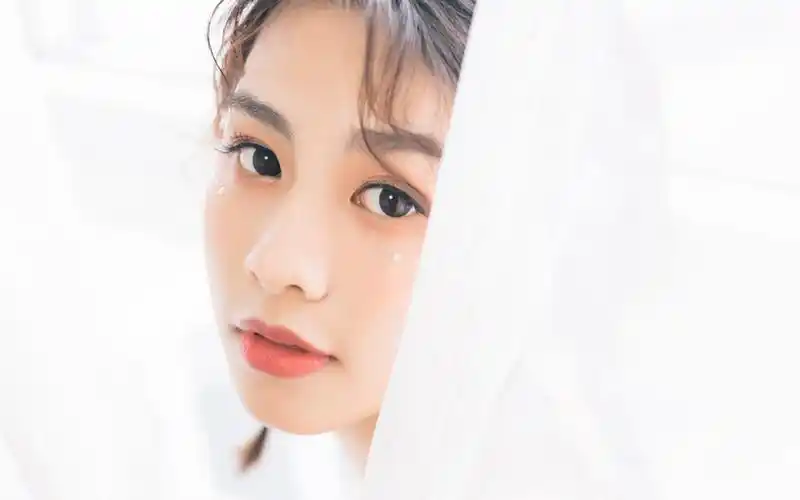 白皙性感美女唯美高清桌面壁纸