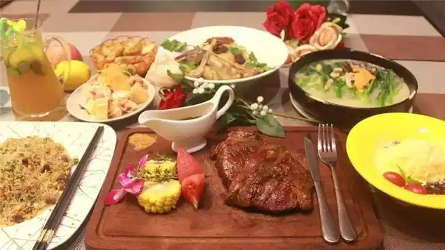 吃西餐时服务员会上2杯柠檬水不要随便喝不懂装懂会闹笑话