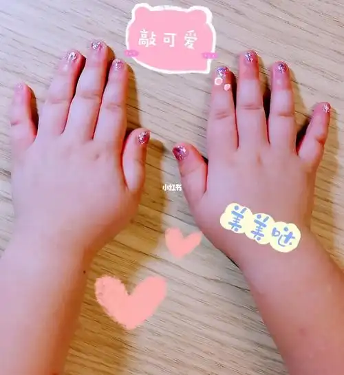 出现了,因为甲油都是涂上后加热了几次的,脱落的时候连带着自己的指甲