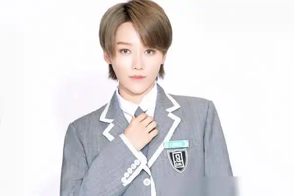 刘雨昕是男是女在青春有你2舞台上的表演获得lisa怒赞