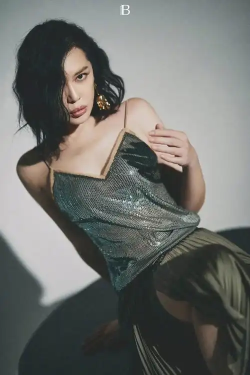 组图:余男全新大片散发性感女人味 眼神销魂尽显成熟女人魅力