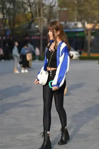 紧身裤搭配黑色紧身裤,微胖身材衬托曲线美,马丁靴显得有小女生