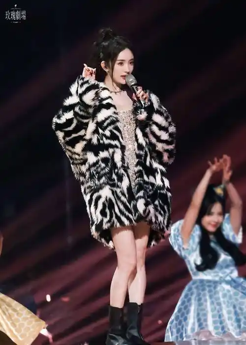 杨幂颜值再创新高,穿皮草参加跨年晚会,国内娱乐圈顶流不得不看大咪咪