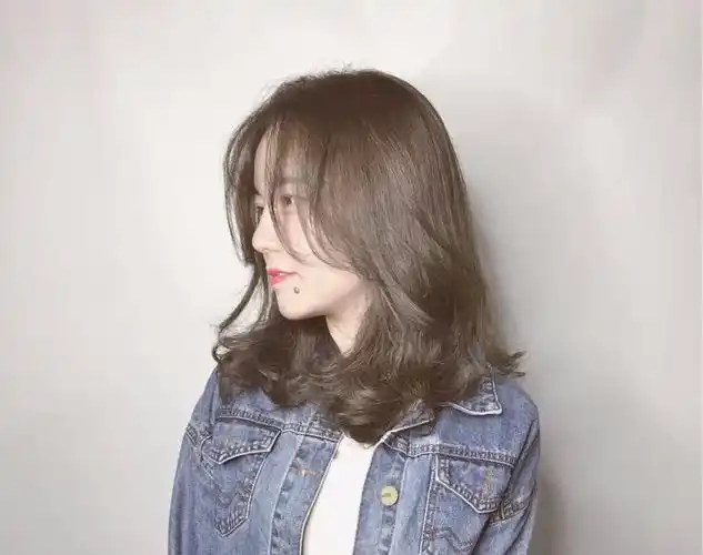 今冬流行"搭肩烫",尴尬期洋气不老气!