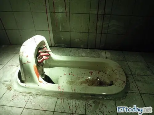 马桶伸出鬼手! 「恐惧研究所」贞子鬼影爬出井口