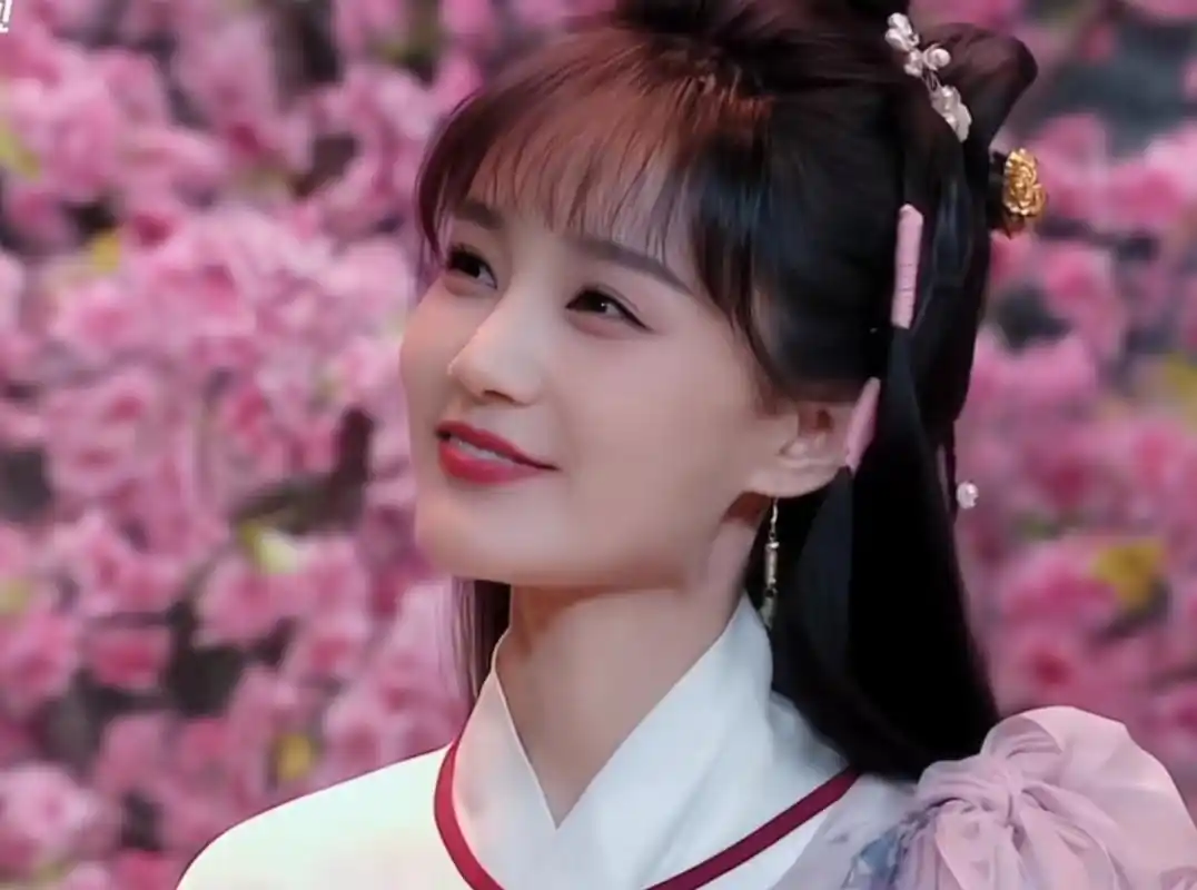 半妖倾城的时候真的超级超级美  那个时候在想世界上怎么会有这么好看