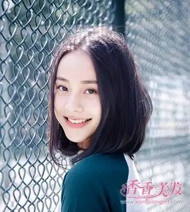 2017年中分到肩微卷女生发型 齐肩中分卷发发型图片