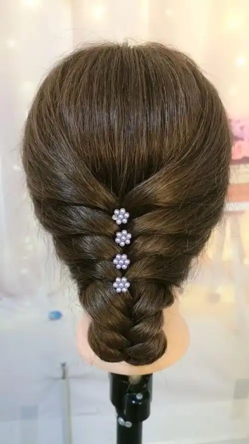 长头发的女孩子可以尝试这样的编发,看起来仙气十足