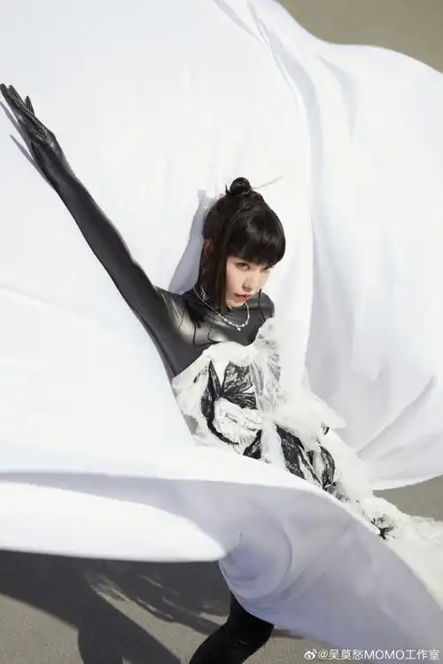 吴莫愁超话花在开,风在吹,追逐属于自己的光.击碎顽石,便是重生.