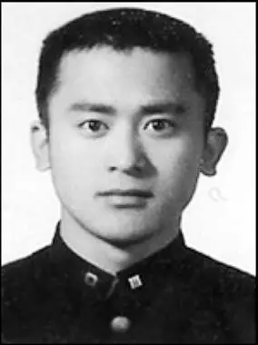 在这张年代久远的黑白照片里,一个帅气的高中生和张东健十分相像.