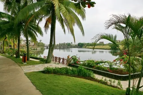 三亚(sanya )位于海南岛的最南端,是中国最南部的热带滨海旅游城市.