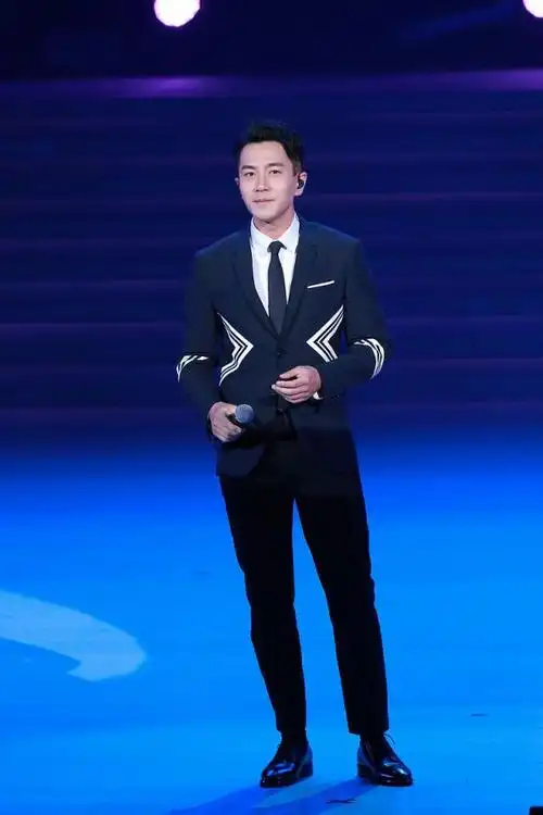 刘恺威穿搭neilbarrett几何印花西装皮鞋潇洒绅士风