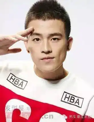 欧豪的这款个性时尚的子弹头发型,两边剪短的发鬓,中间留出头发,不仅