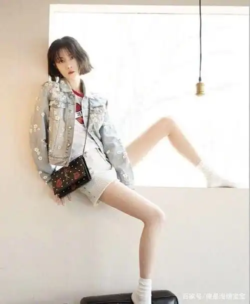 如果没有看过李溪芮,你不会知道白袜子还可以这样穿,太潮