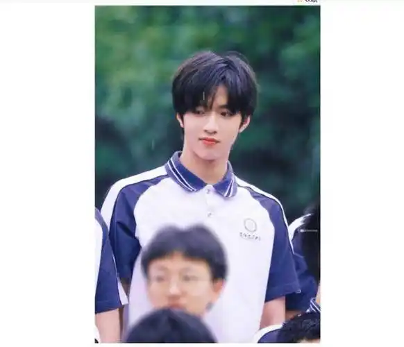 15岁刘耀文初中毕业照曝光,颜值外形太耀眼,充满青春活力_发展_年龄