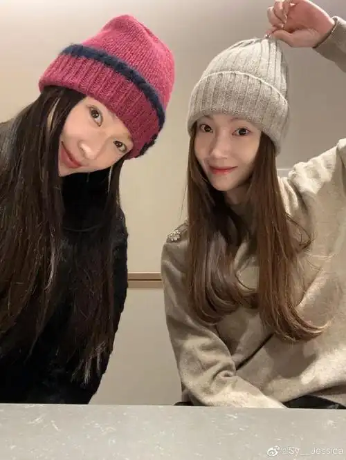 姐姐郑秀妍曾是少女时代的成员之一,妹妹郑秀晶则是f(x)的成员之一.