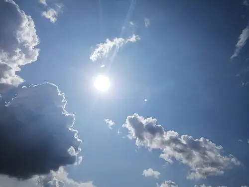 蓝色天空下的云朵