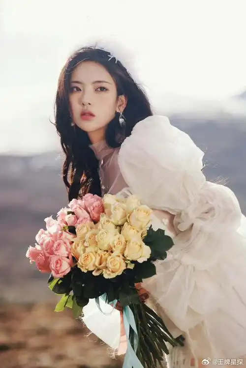 杨超越捧花头像