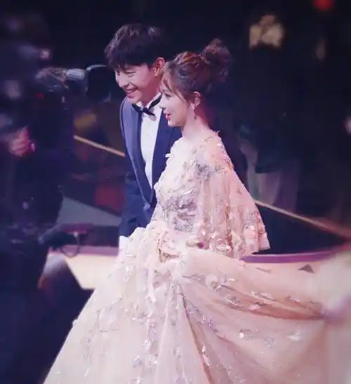 原创杨紫邓伦被传有望再度合体杨紫发文似在回应能等来香蜜夫妇的春天