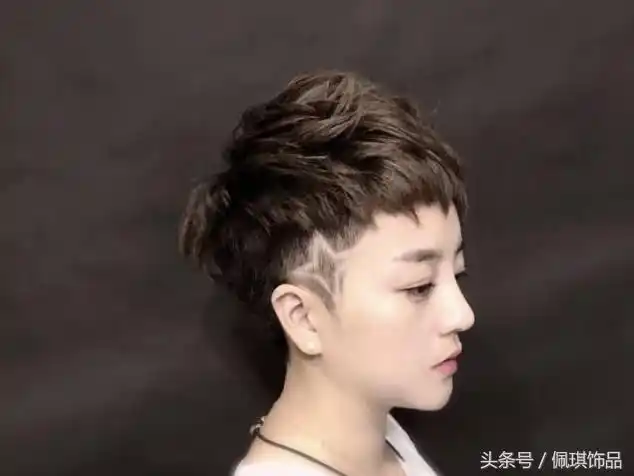 可在下边留言,关注我们有更多的美发,发型推荐.