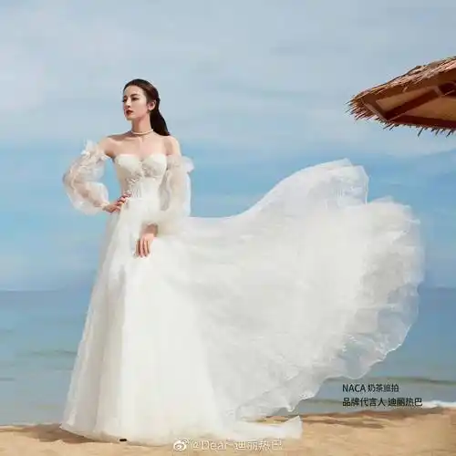 迪丽热巴婚纱大片 穿一袭露肩深v白裙勾勒曼妙身姿 身材丰满性感_水果