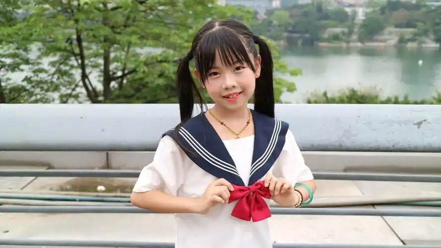 10岁小学生登台演唱《快乐星猫》主题曲,声音甜美治愈,有没有勾起你的