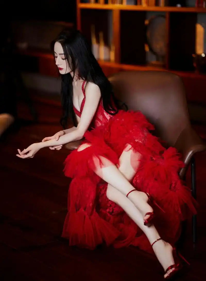 迪丽热巴,红唇红裙红高跟,美艳动人!
