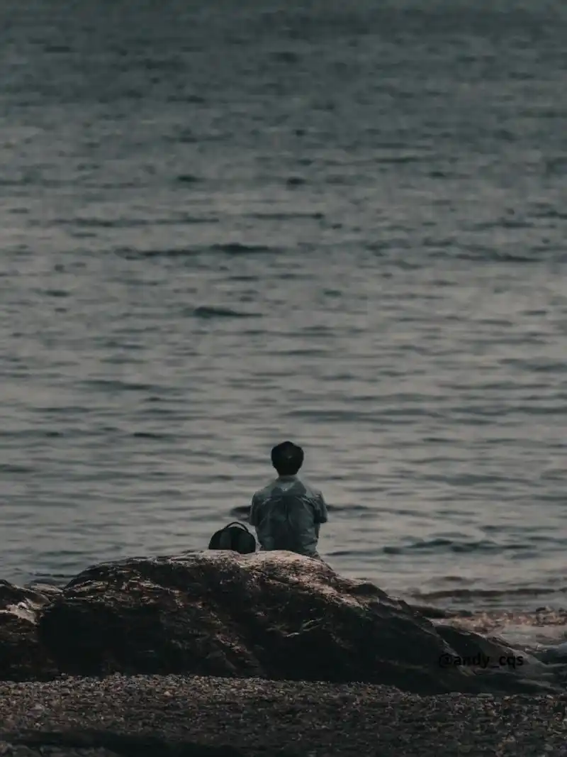 被汗水浸透 我不知道他经历了什么 但他落寞的背影好像又说明了一切