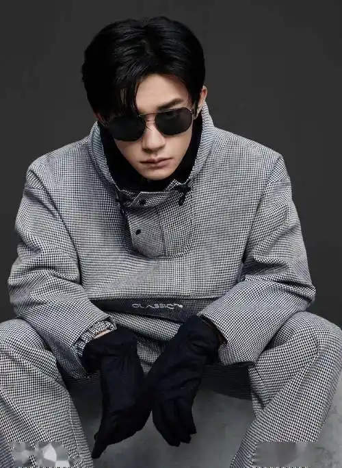 易烊千玺墨镜风格大片!