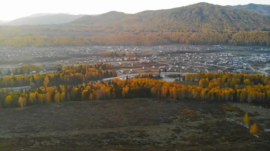 层林尽染的最美童话村构成了一幅绝美的秋景图