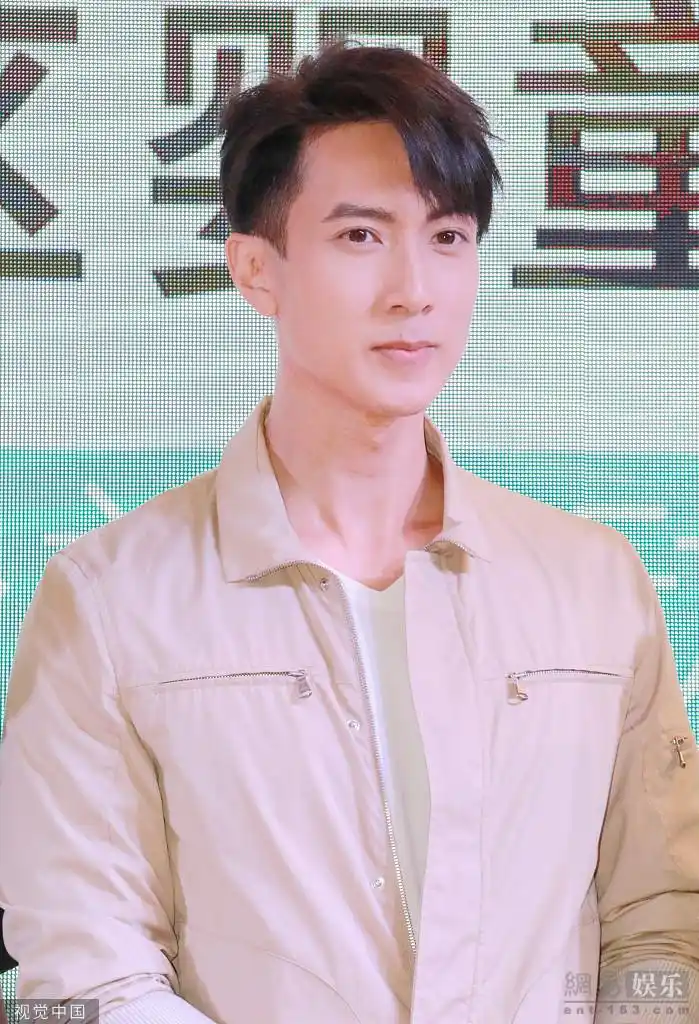 冻龄男神!40岁吴尊皮肤白皙状态超好