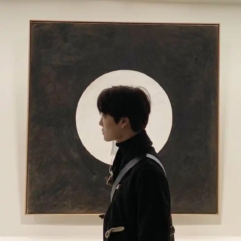 金钟仁展示了完美的侧脸和优越的身材