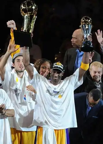 科比五次夺冠组图:高举两奖杯 曾与鲨鱼创王朝