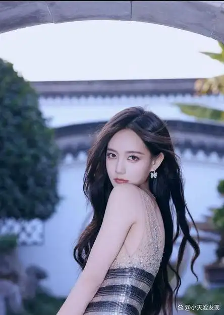 李一桐,这位生于1990年9月6日的山东济南籍女演员,以其靓丽的外貌