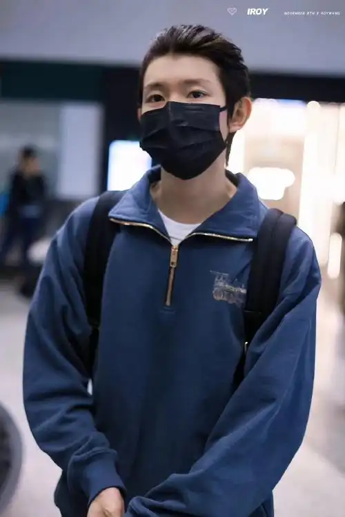 王源大背头小揪揪##王源米兰时装周到达路透