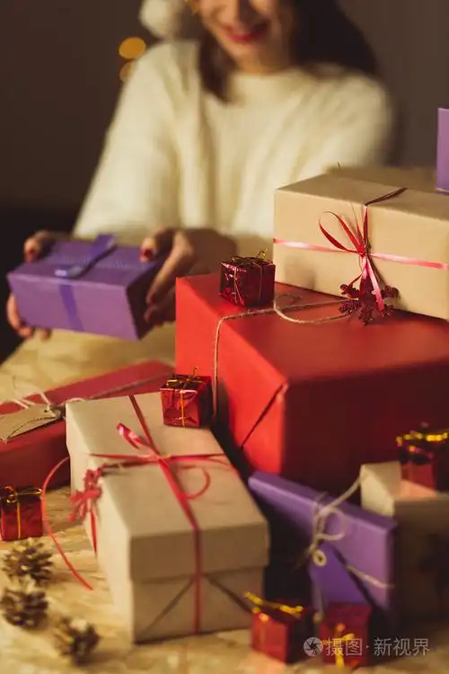 堆的圣诞礼物照片-正版商用图片0nehch-摄图新视界